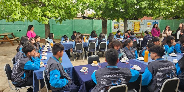 Estudiantes de 8° A y B se preparan para el Simce 2025