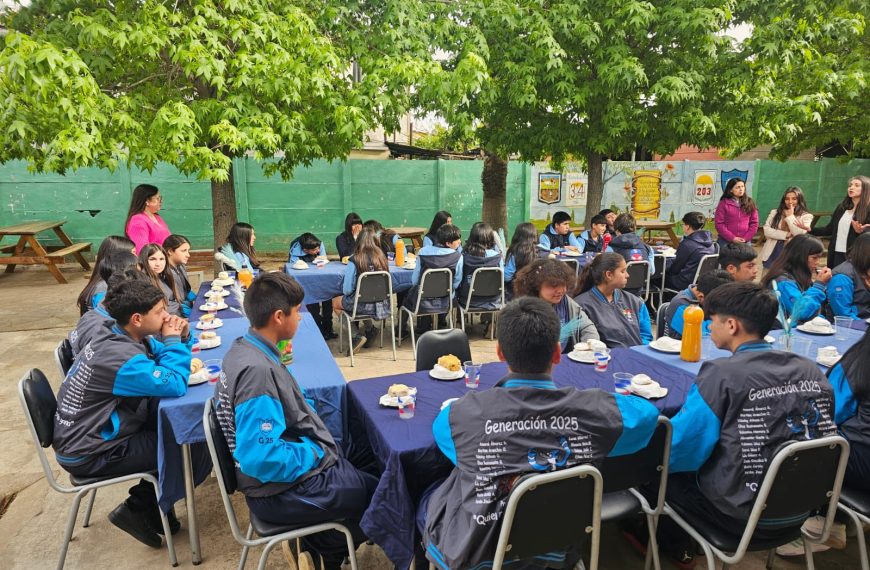 Estudiantes de 8° A y B se preparan para el Simce 2025